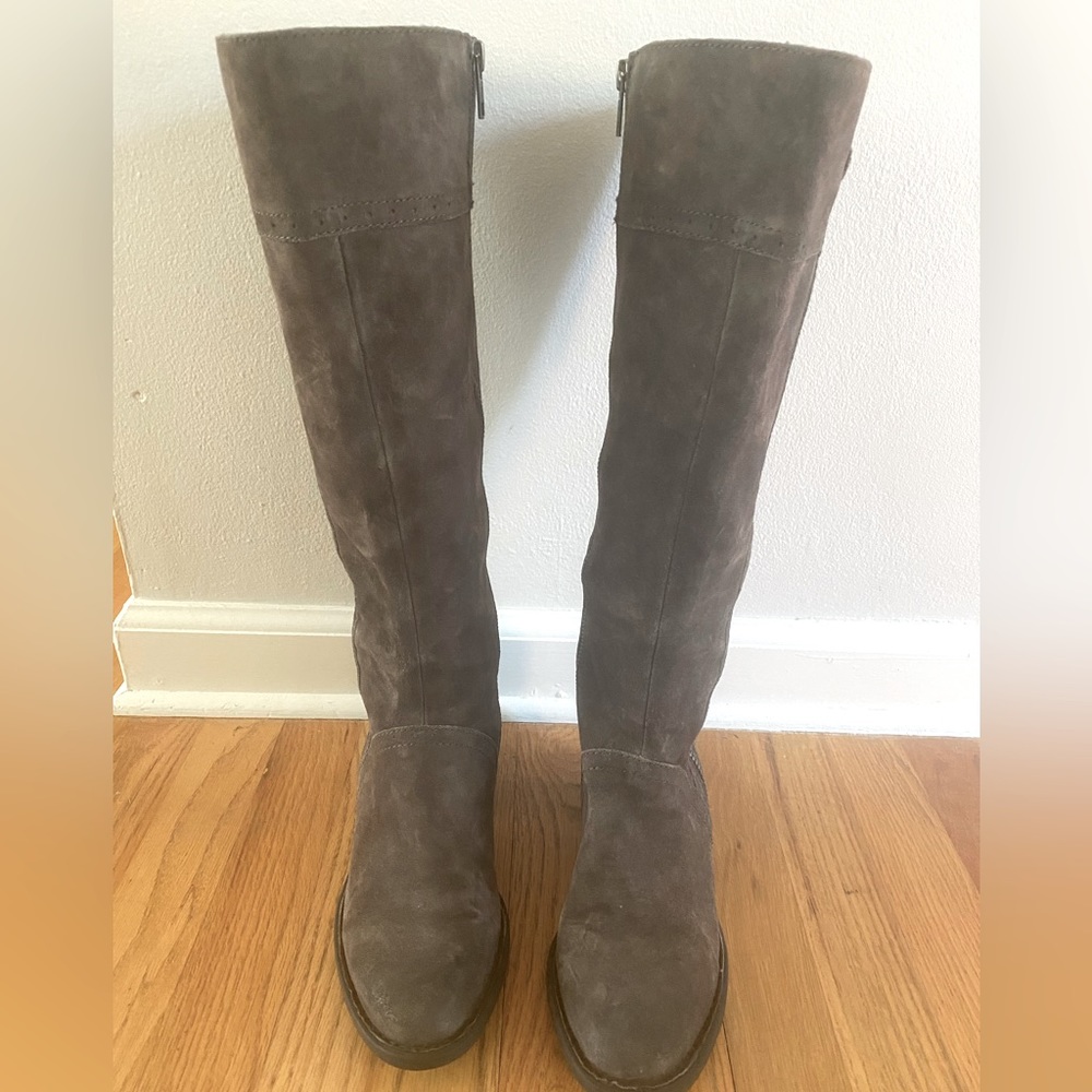 Born 7.5 grey suede boots